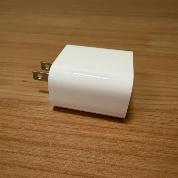 APPLE OEM 20W USB-C Power Adapter - Picture 4 of 5